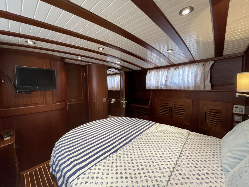 Bodrum: All-day Private Boat Cruise with Lunch