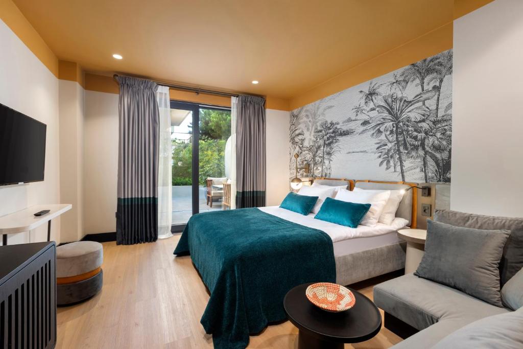 Queen Room with Garden View