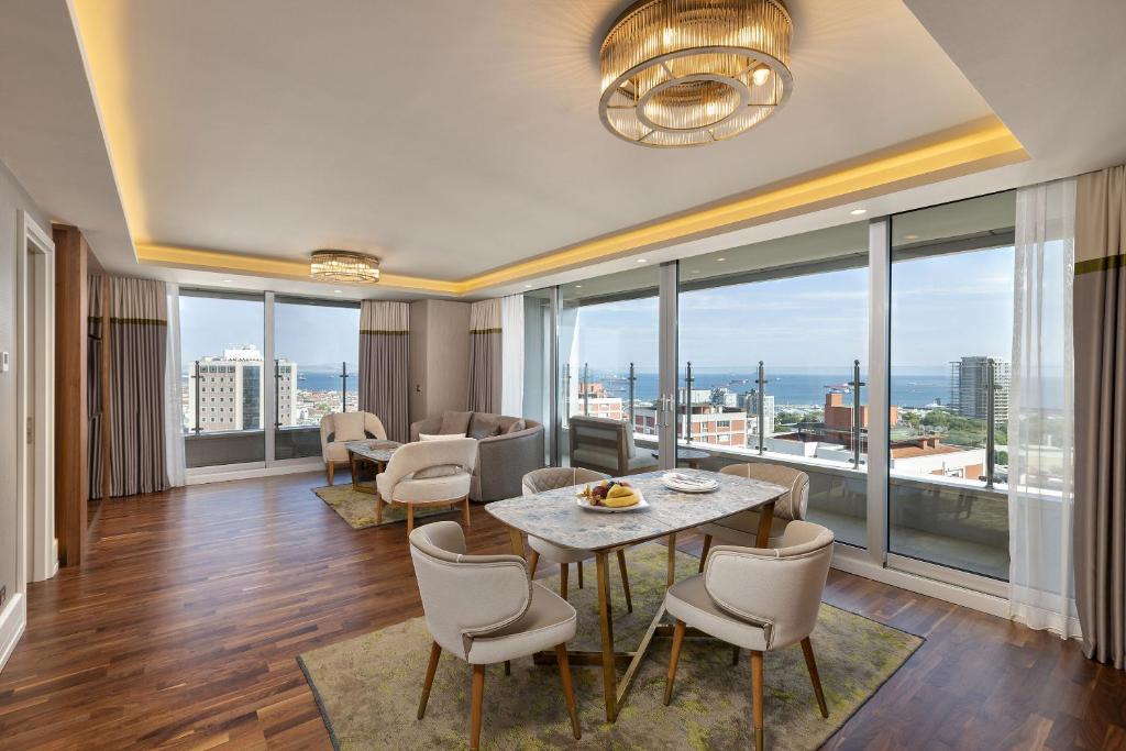 One-Bedroom Suite with Sea View
