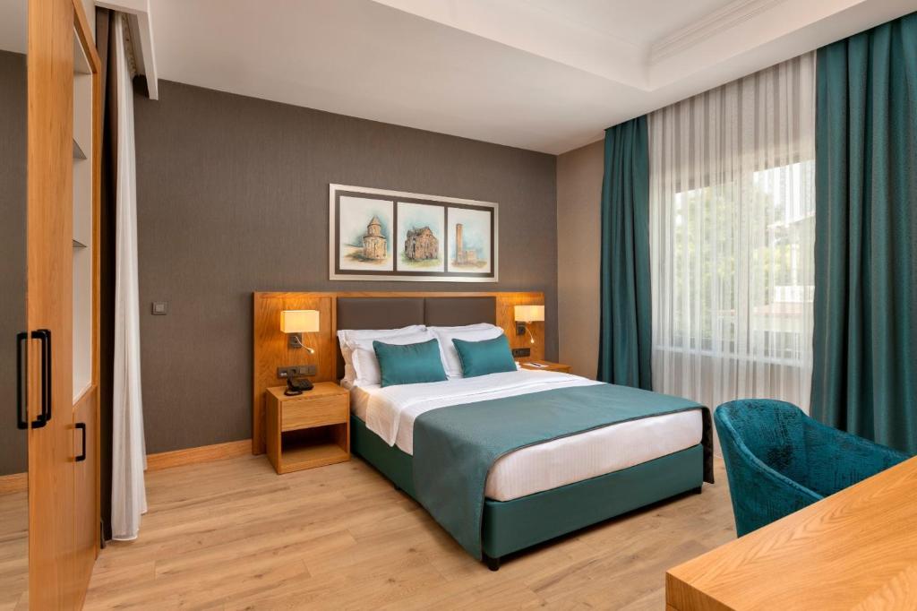 Deluxe Double Room with Balcony and Sea View