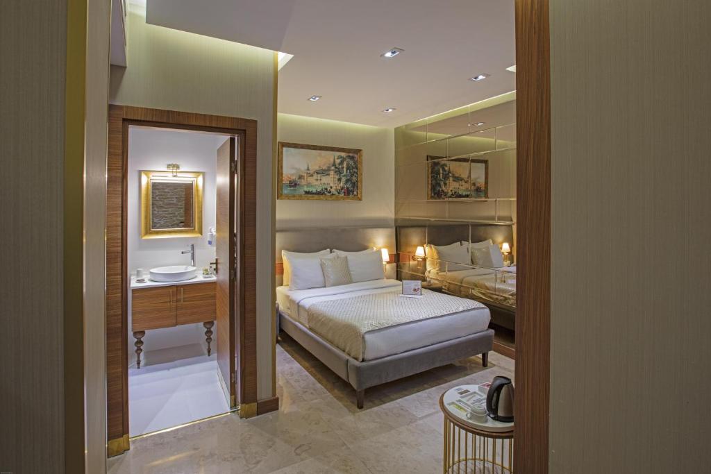 Connecting Rooms (1 Double + 1 Twin)
