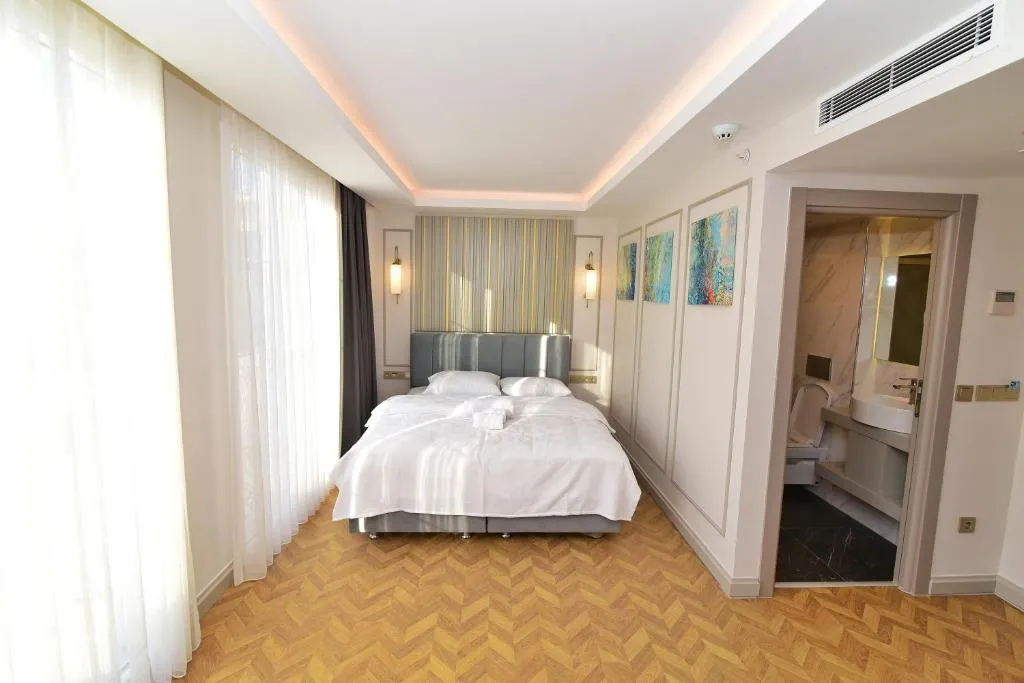 Deluxe Double Room with Balcony and Sea View