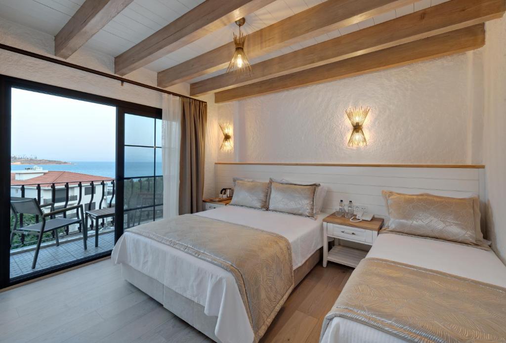 Deluxe Triple Room with Sea View