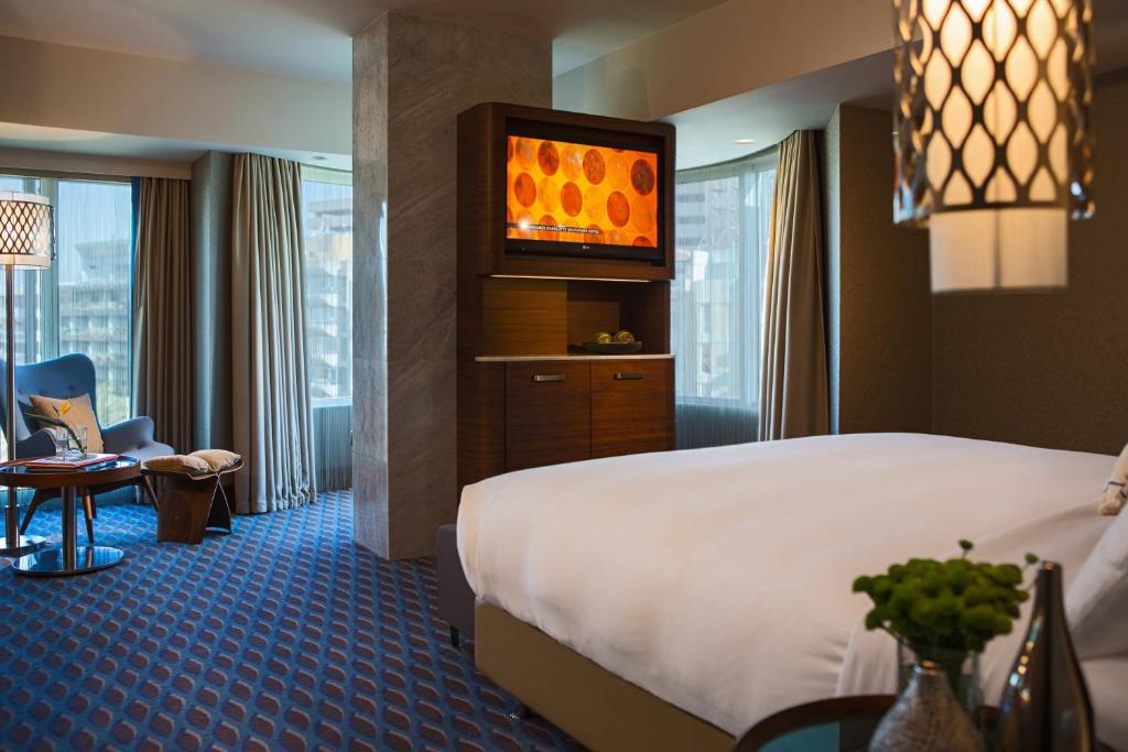Junior Suite with Partial Sea View and Executive Lounge Access